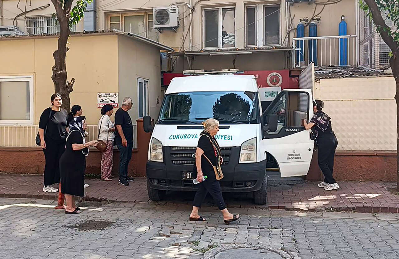 Emekli polis ve oğlu öldürülmüştü! Cenazede yürek yakan görüntü 5